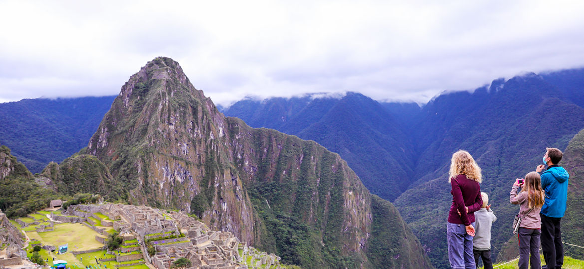 Turistas franceses visitan MachuPicchu