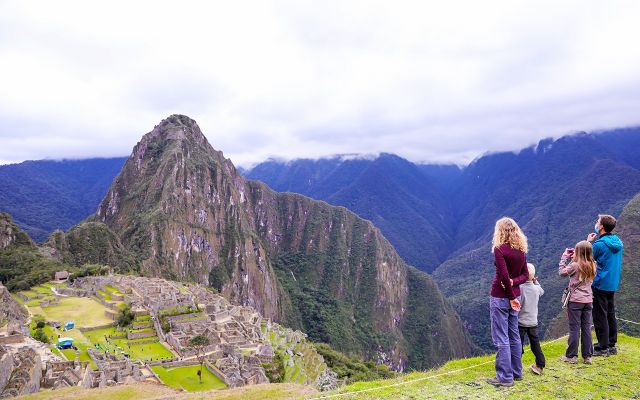 Turistas franceses visitan MachuPicchu