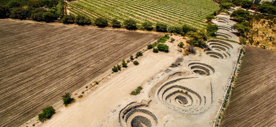 Vista aérea de los acueductos de Cantalloc