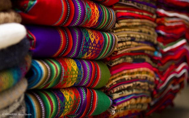 Mercado artesanal de Machu Picchu pueblo